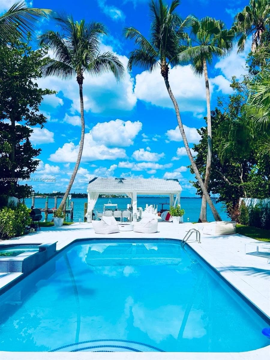 A12022699 — Miami Beach