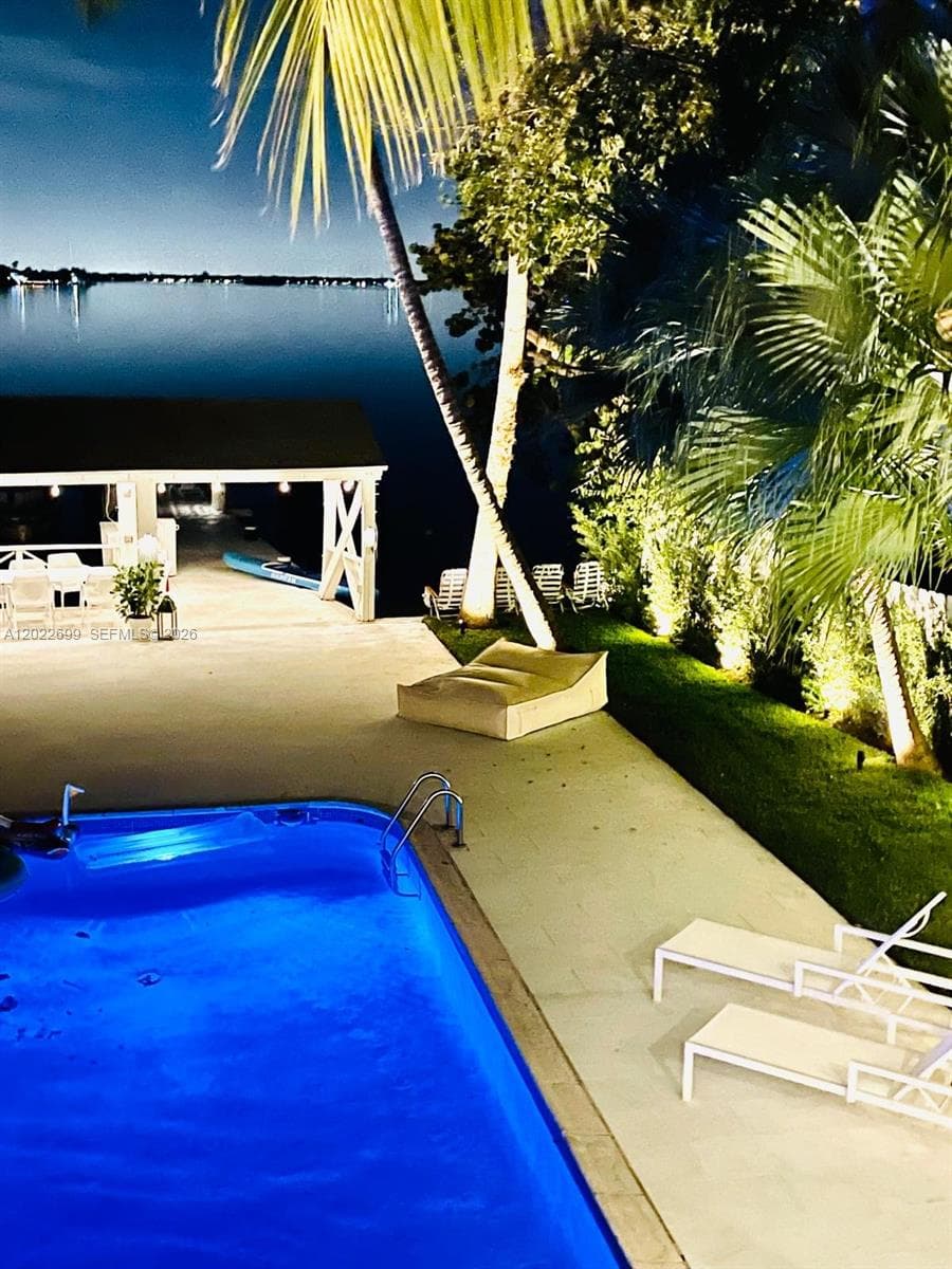 A12022699 — Miami Beach — 11
