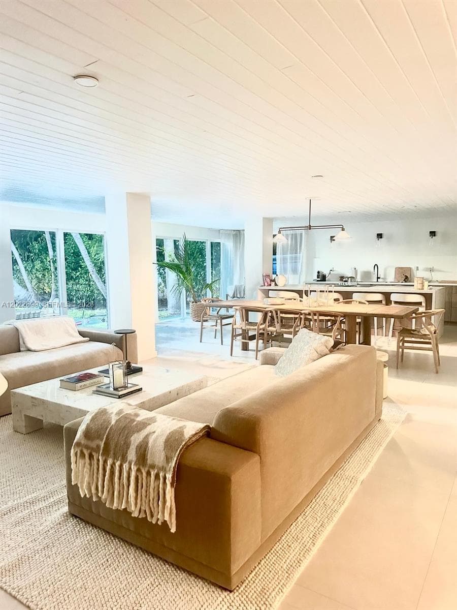 A12022699 — Miami Beach — 4