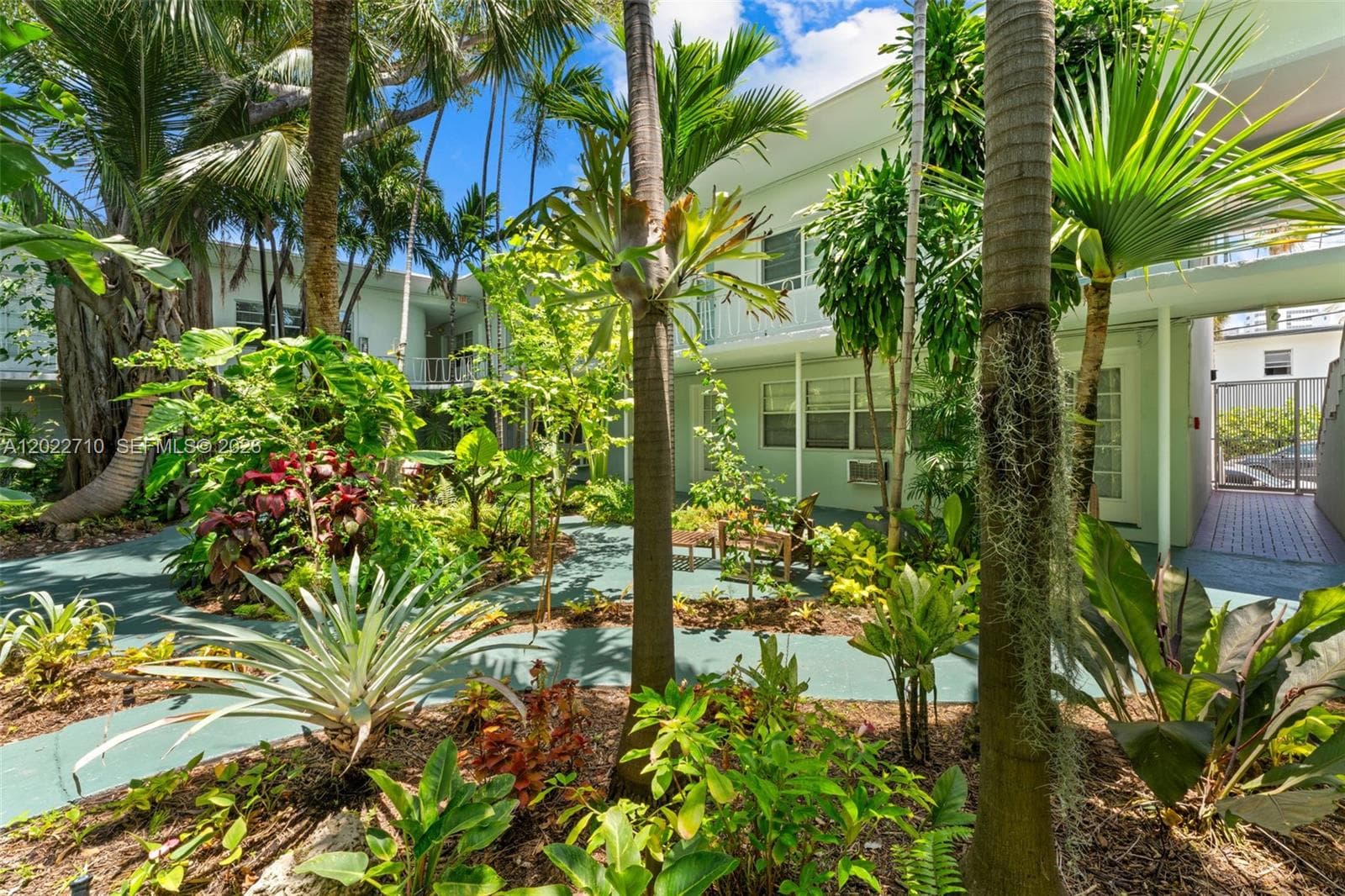 A12022710 — Miami Beach — 27