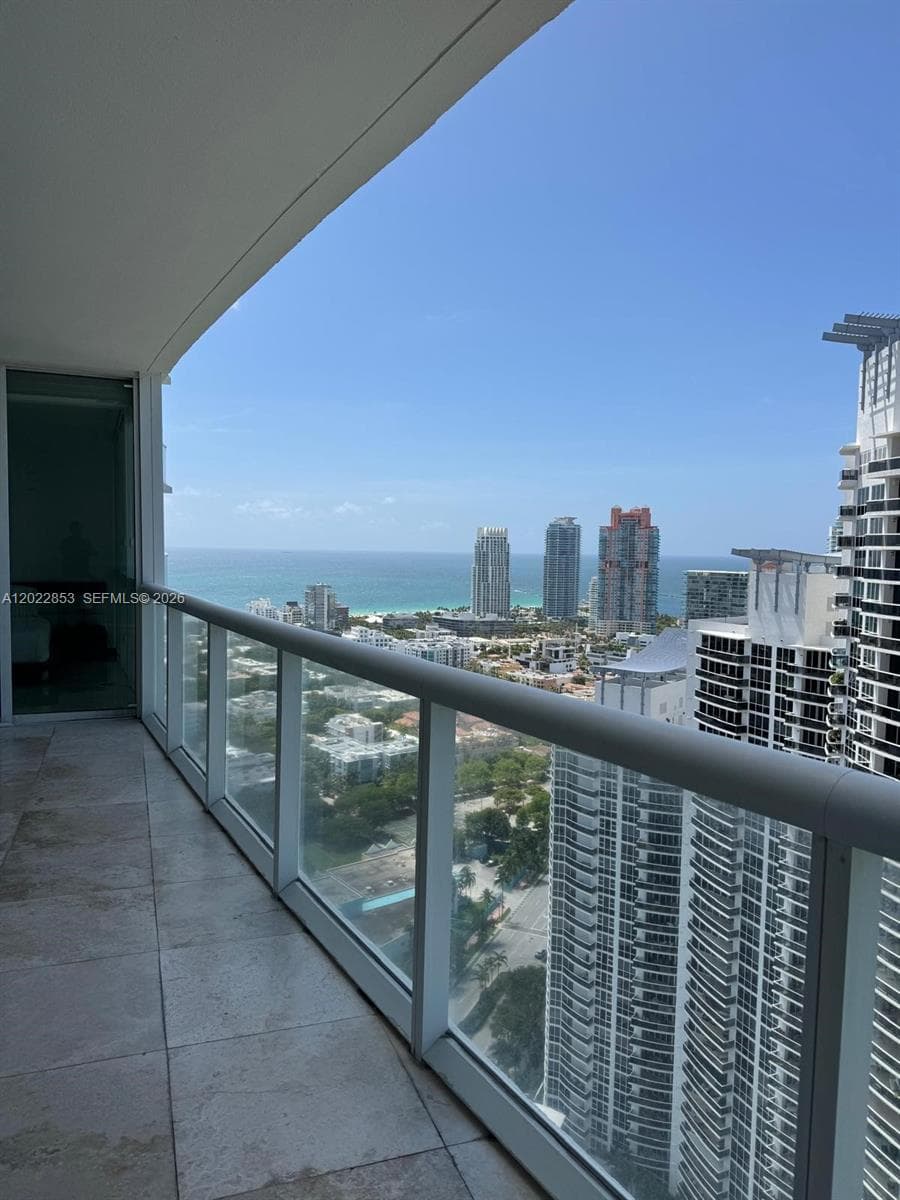 A12022853 — Miami Beach — 10