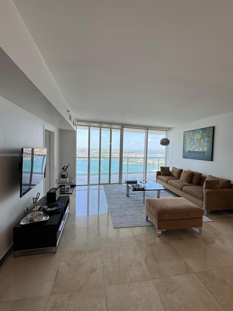 A12022853 — Miami Beach — 11