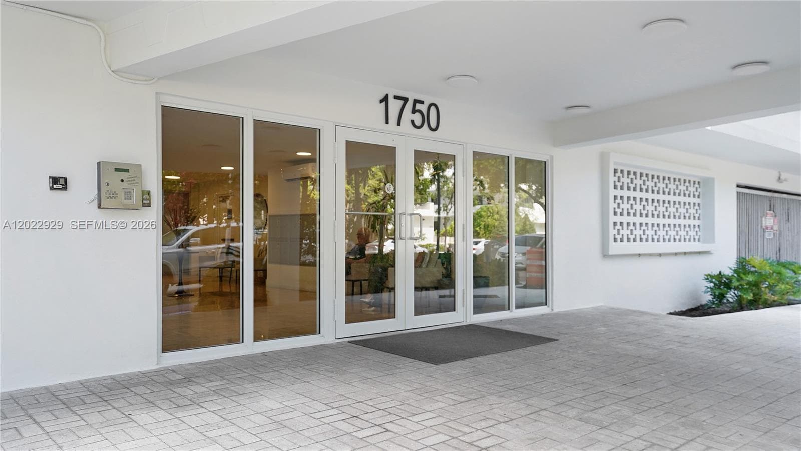 A12022929 — Miami Beach — 14