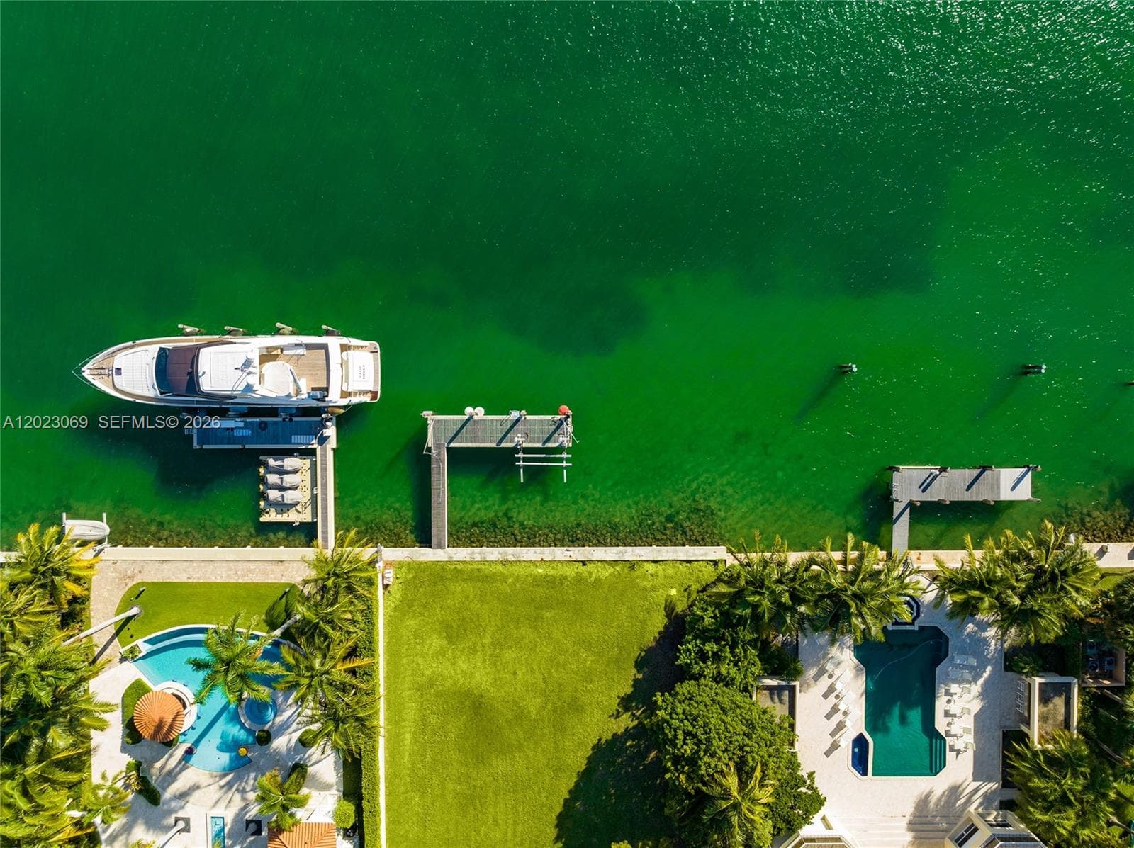 A12023069 — Miami Beach — 18
