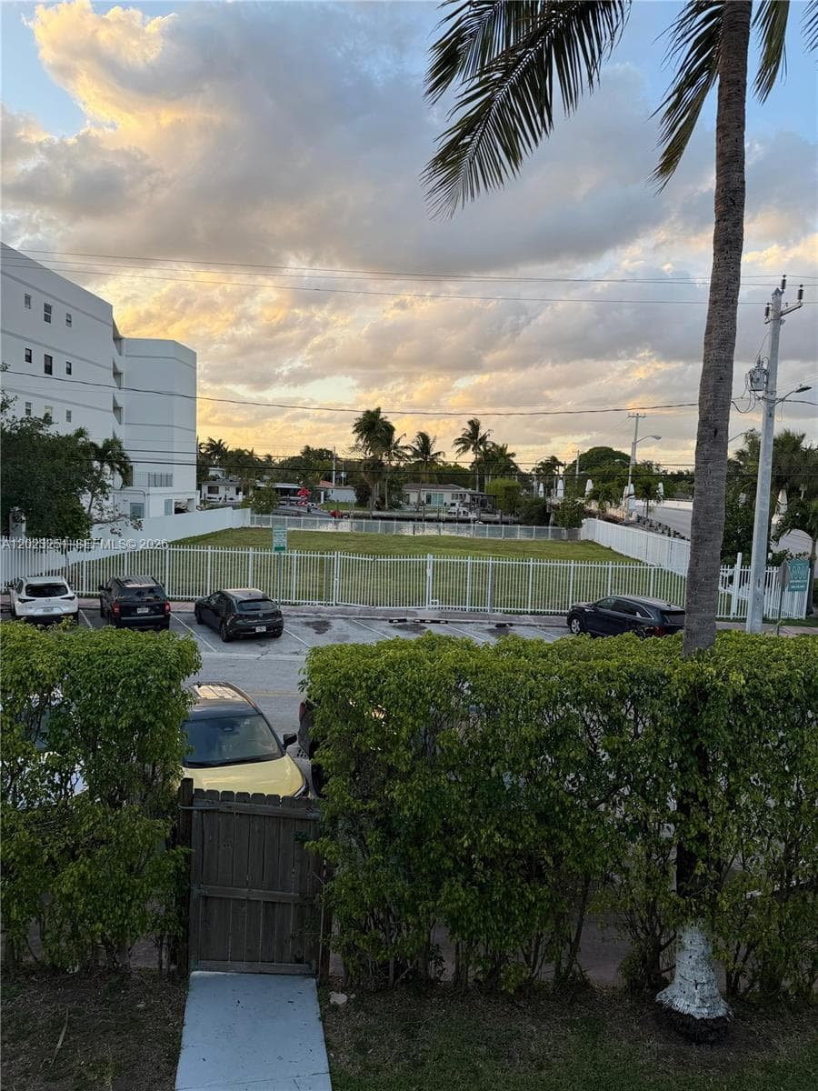 A12023251 — Miami Beach — 6