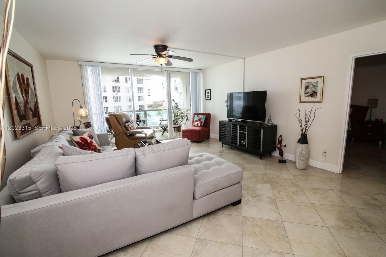 A12023315 — Miami Beach — 7