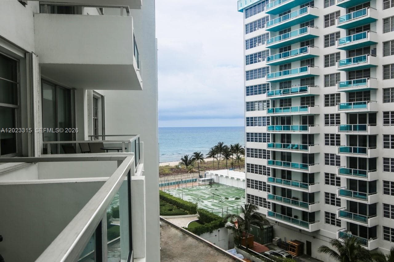 A12023315 — Miami Beach — 14