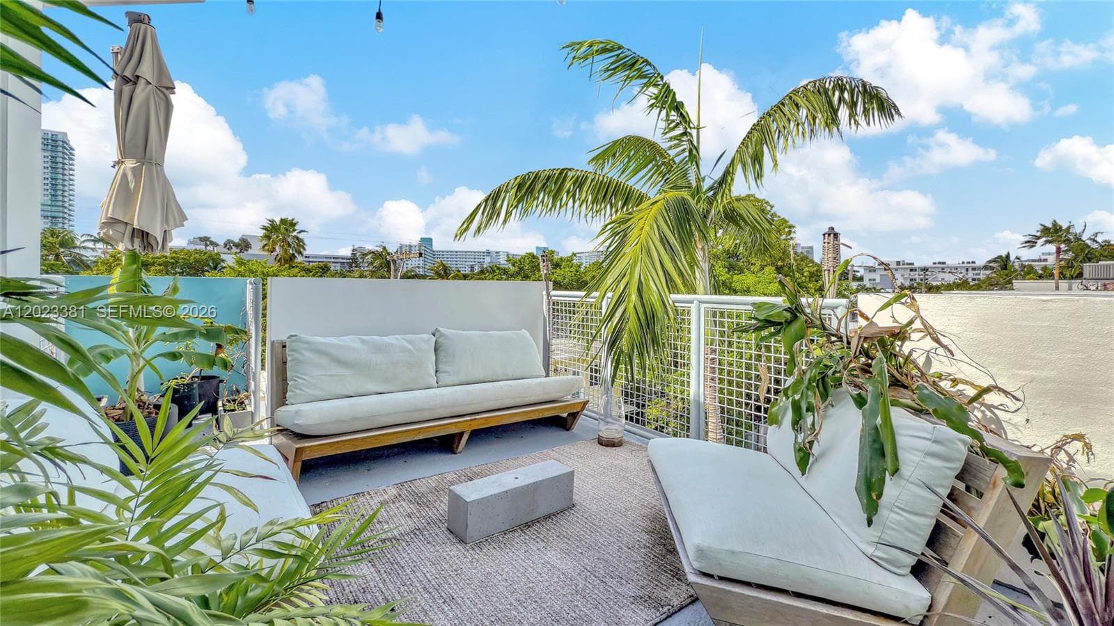 A12023381 — Miami Beach — 30