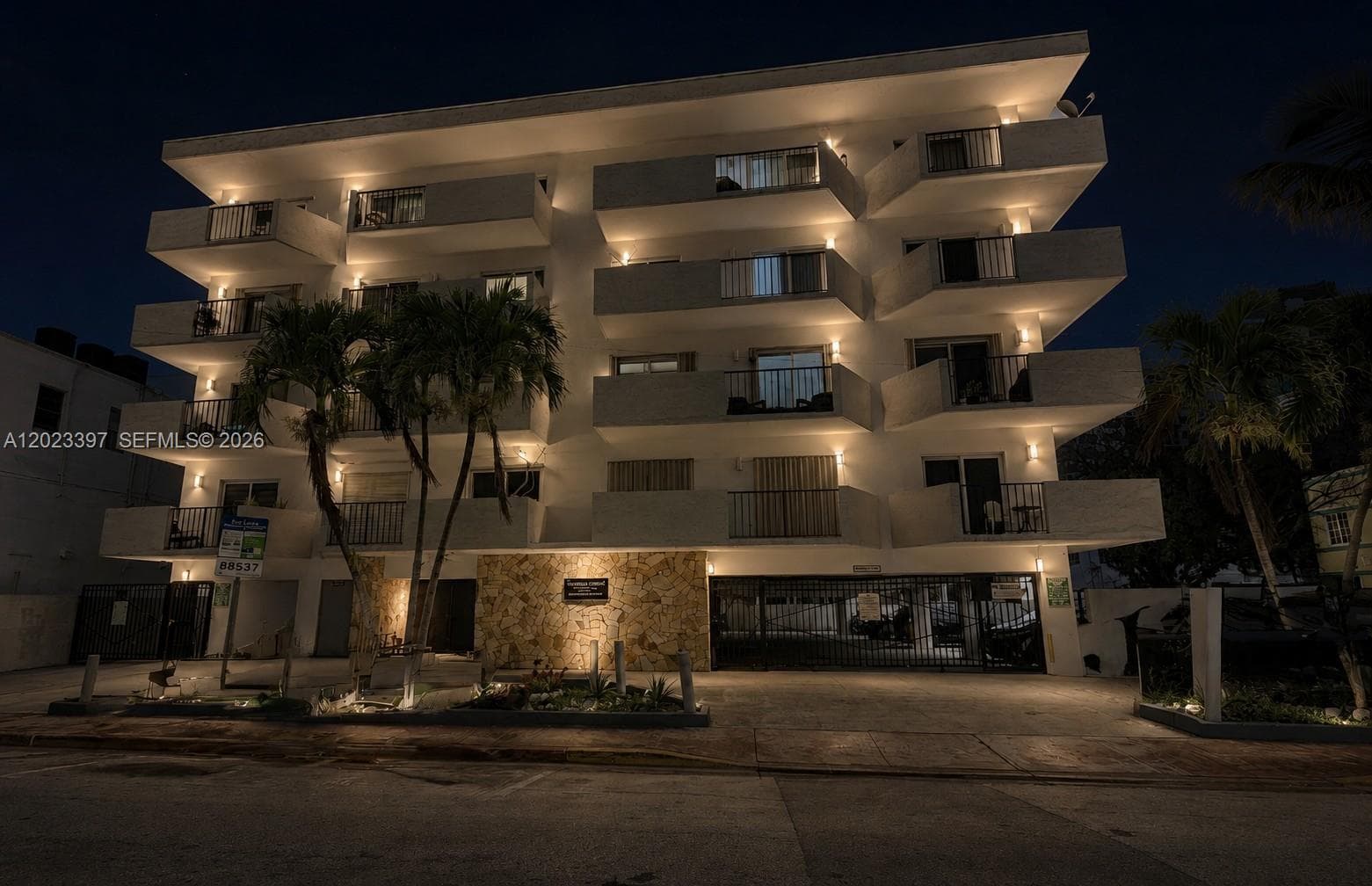 A12023397 — Miami Beach — 15