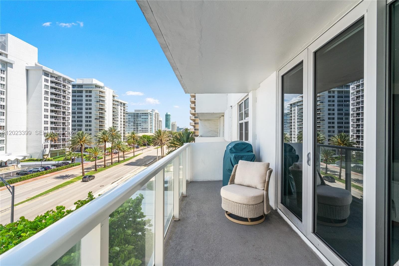 A12023399 — Miami Beach — 41