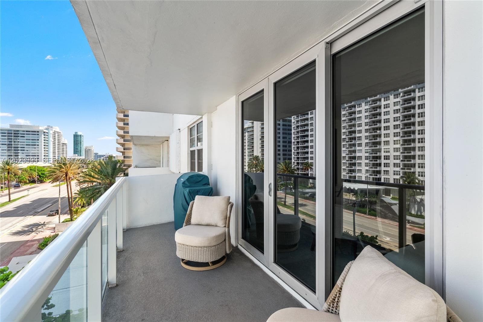 A12023399 — Miami Beach — 44