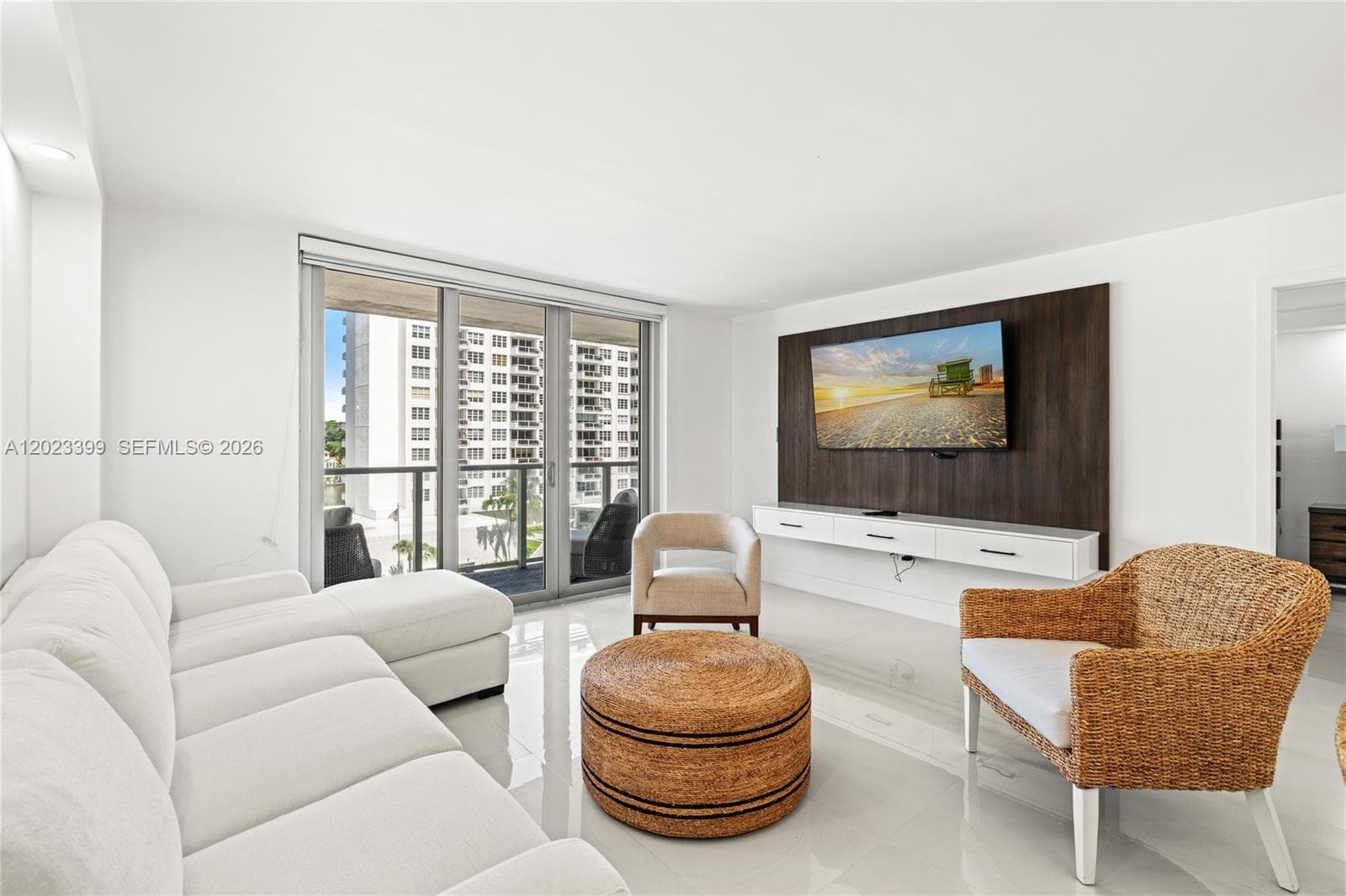 A12023399 — Miami Beach — 4