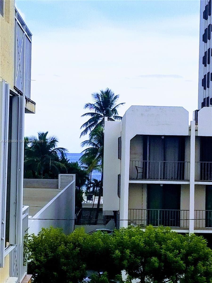 A12023430 — Miami Beach — 13