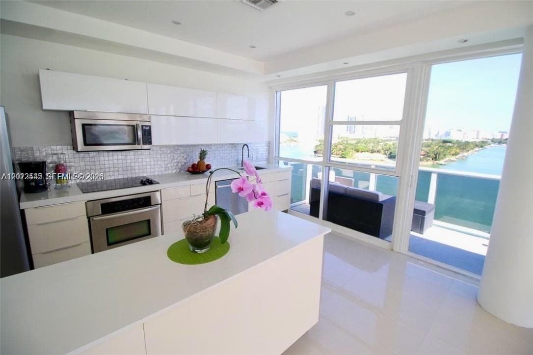 A12023545 — Miami Beach — 2