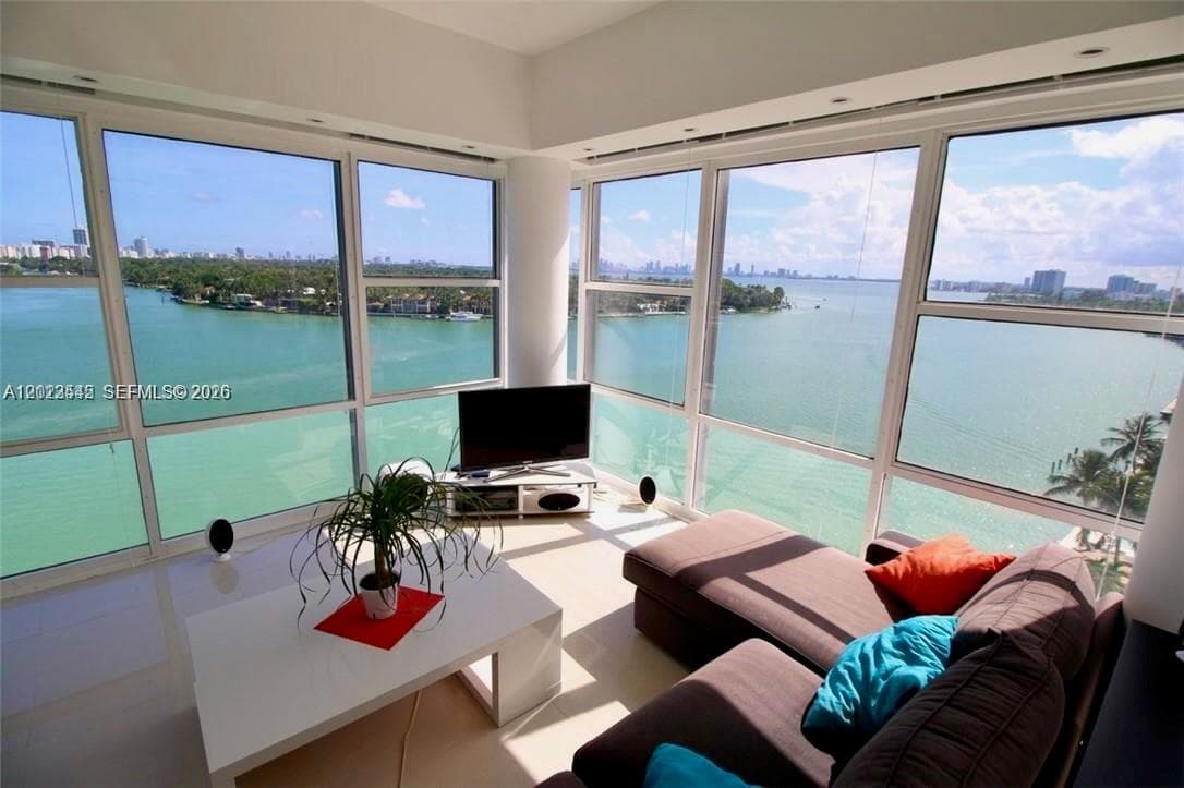 A12023545 — Miami Beach