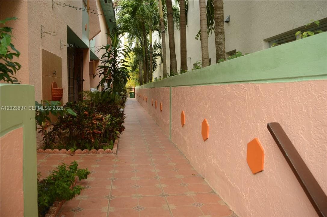 A12023637 — Miami Beach — 2