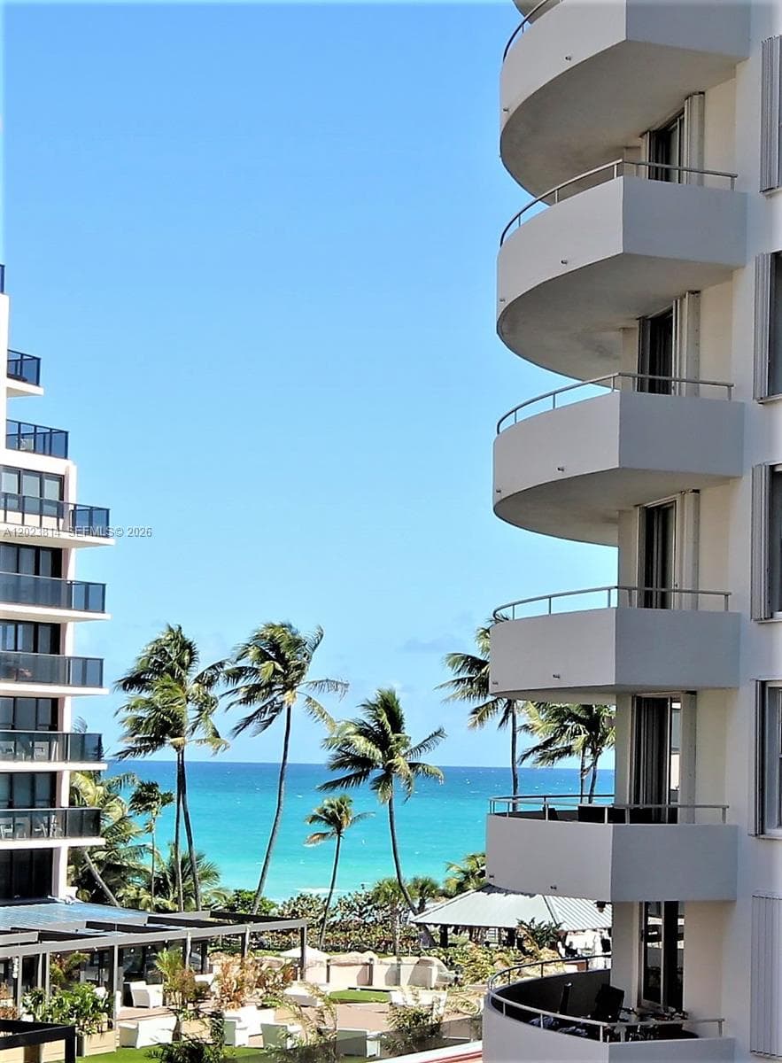 A12023814 — Miami Beach — 29