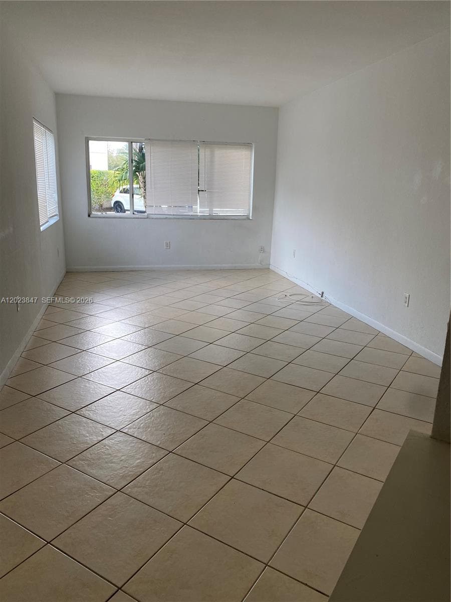 A12023847 — Miami Beach — 5
