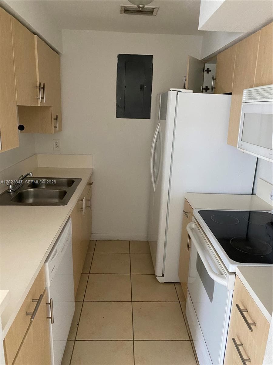A12023847 — Miami Beach — 25