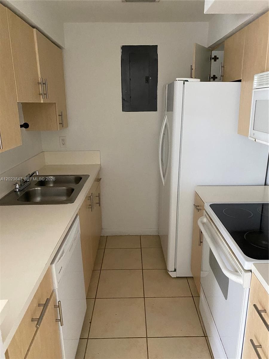 A12023847 — Miami Beach — 21