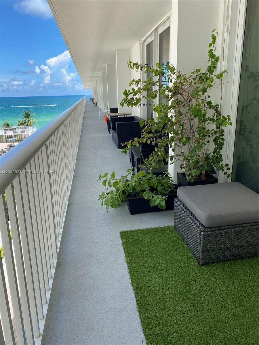 A12023877 — Miami Beach — 22