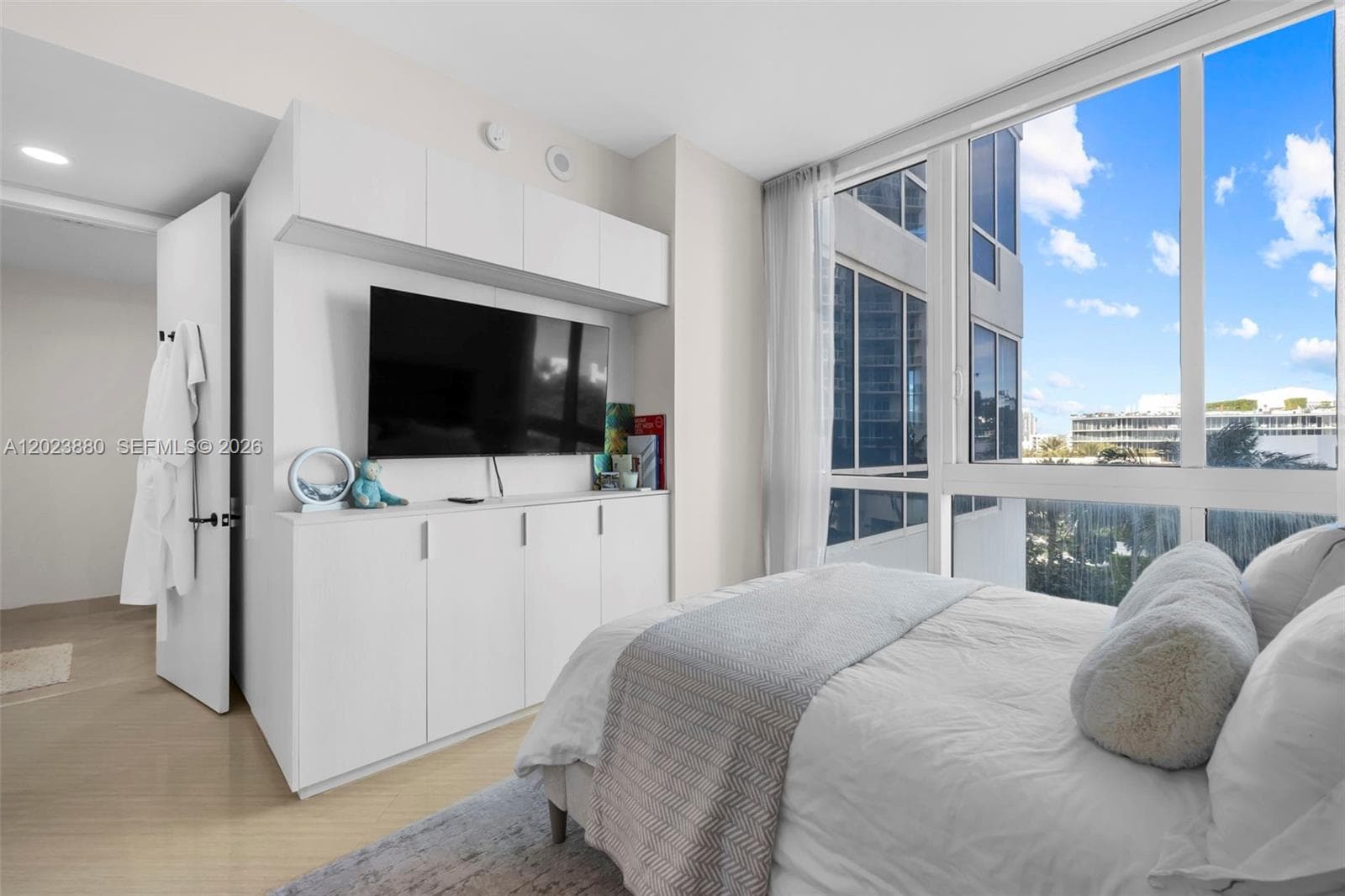 A12023880 — Miami Beach — 23