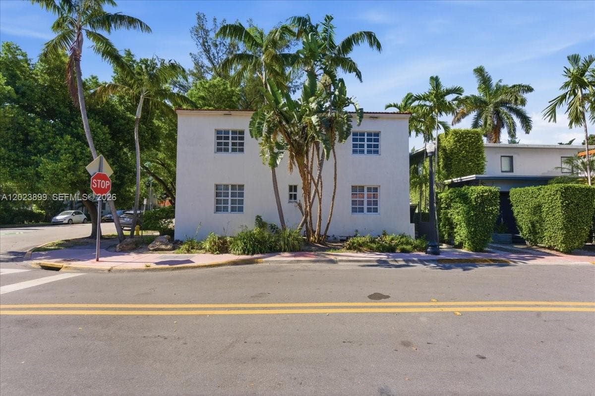 A12023899 — Miami Beach — 16