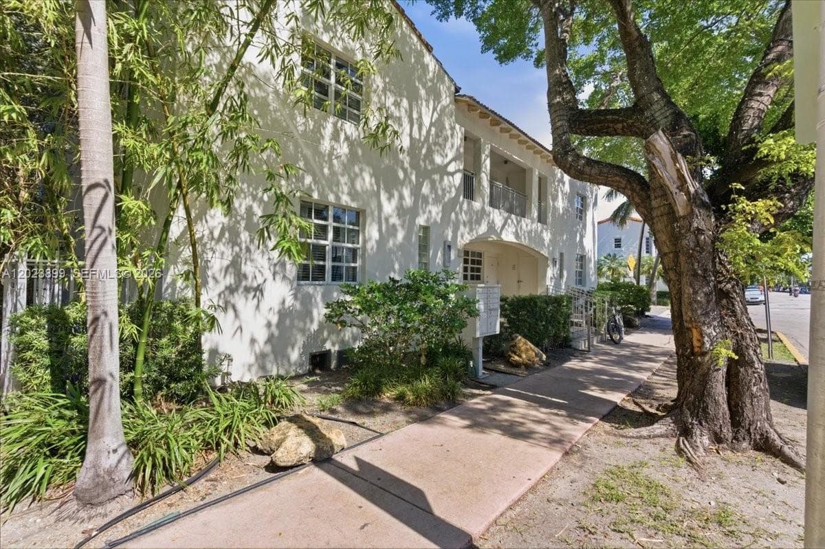 A12023899 — Miami Beach — 12
