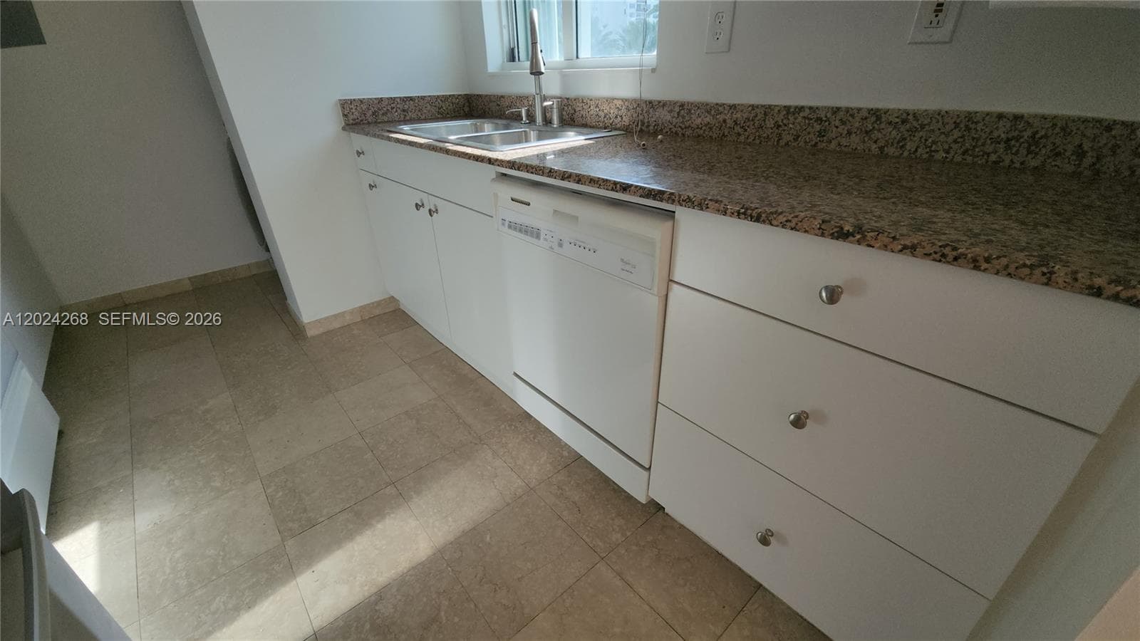 A12024268 — Miami Beach — 76