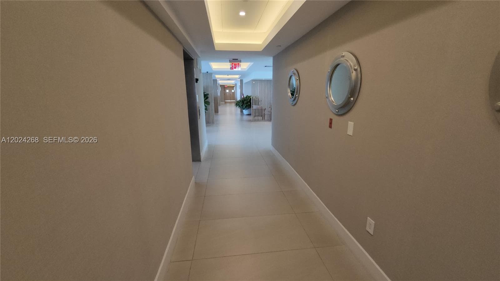 A12024268 — Miami Beach — 91