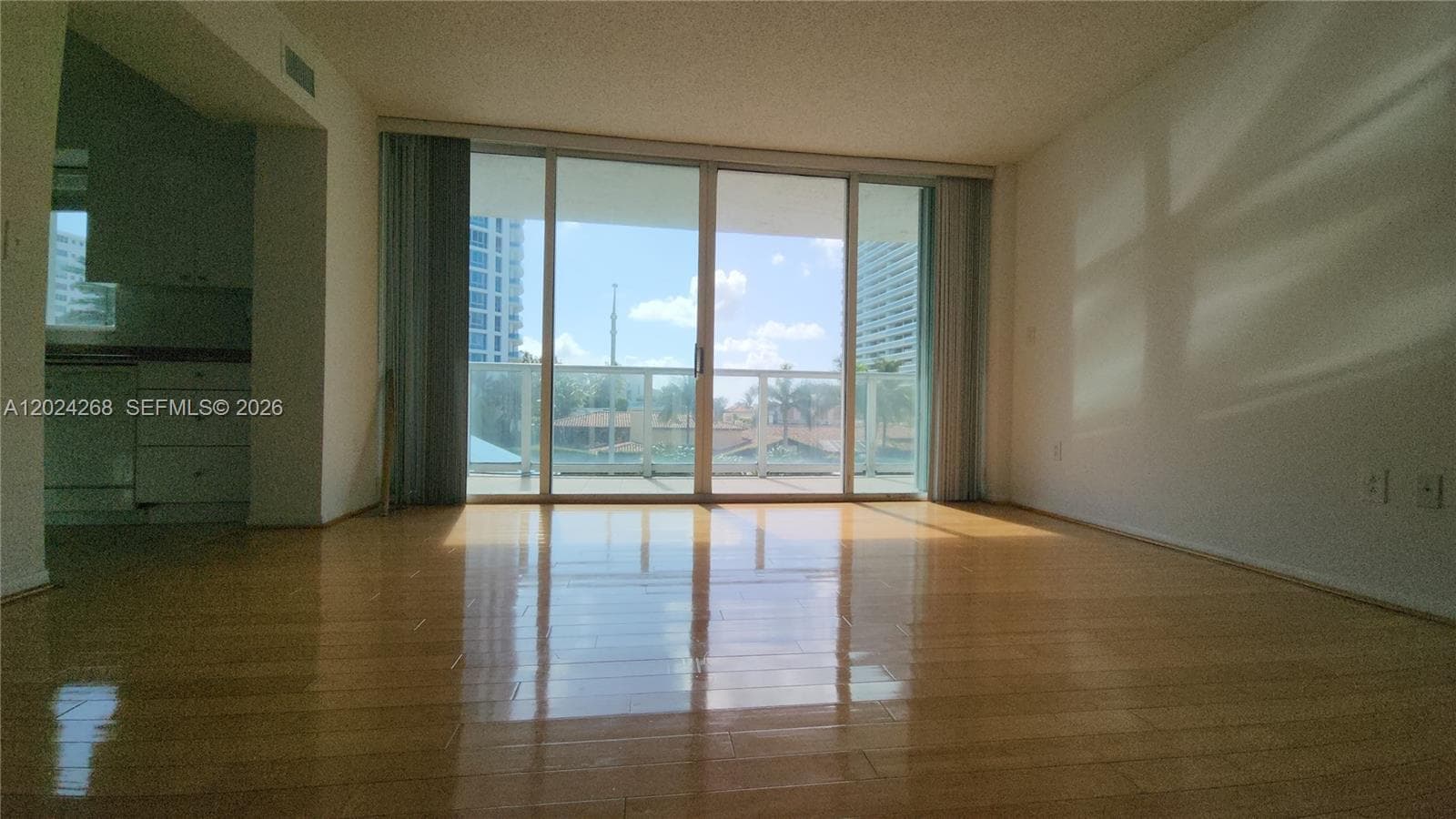 A12024268 — Miami Beach — 77