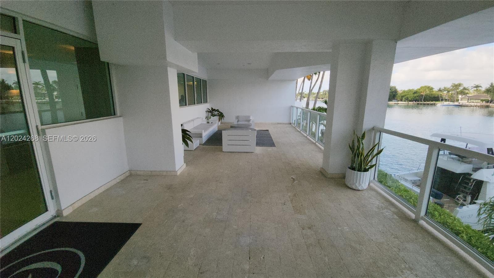 A12024268 — Miami Beach — 66