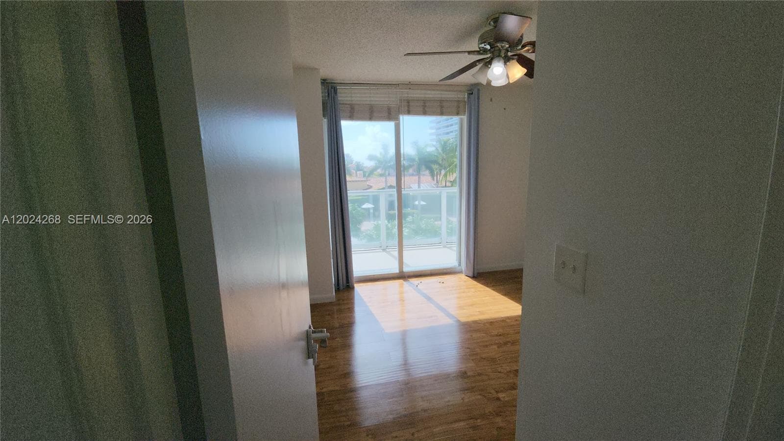 A12024268 — Miami Beach — 82