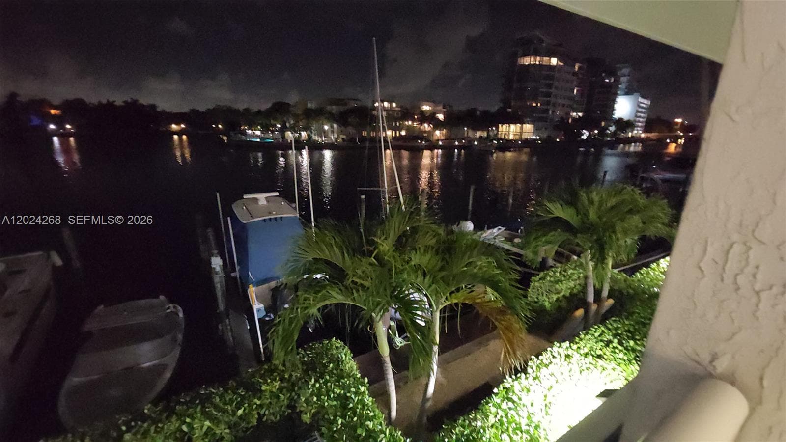 A12024268 — Miami Beach — 31