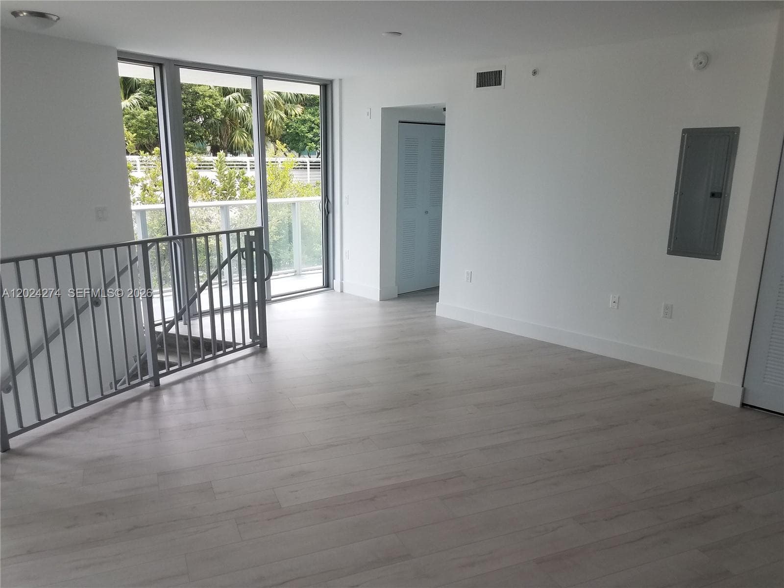 A12024274 — Miami Beach — 4