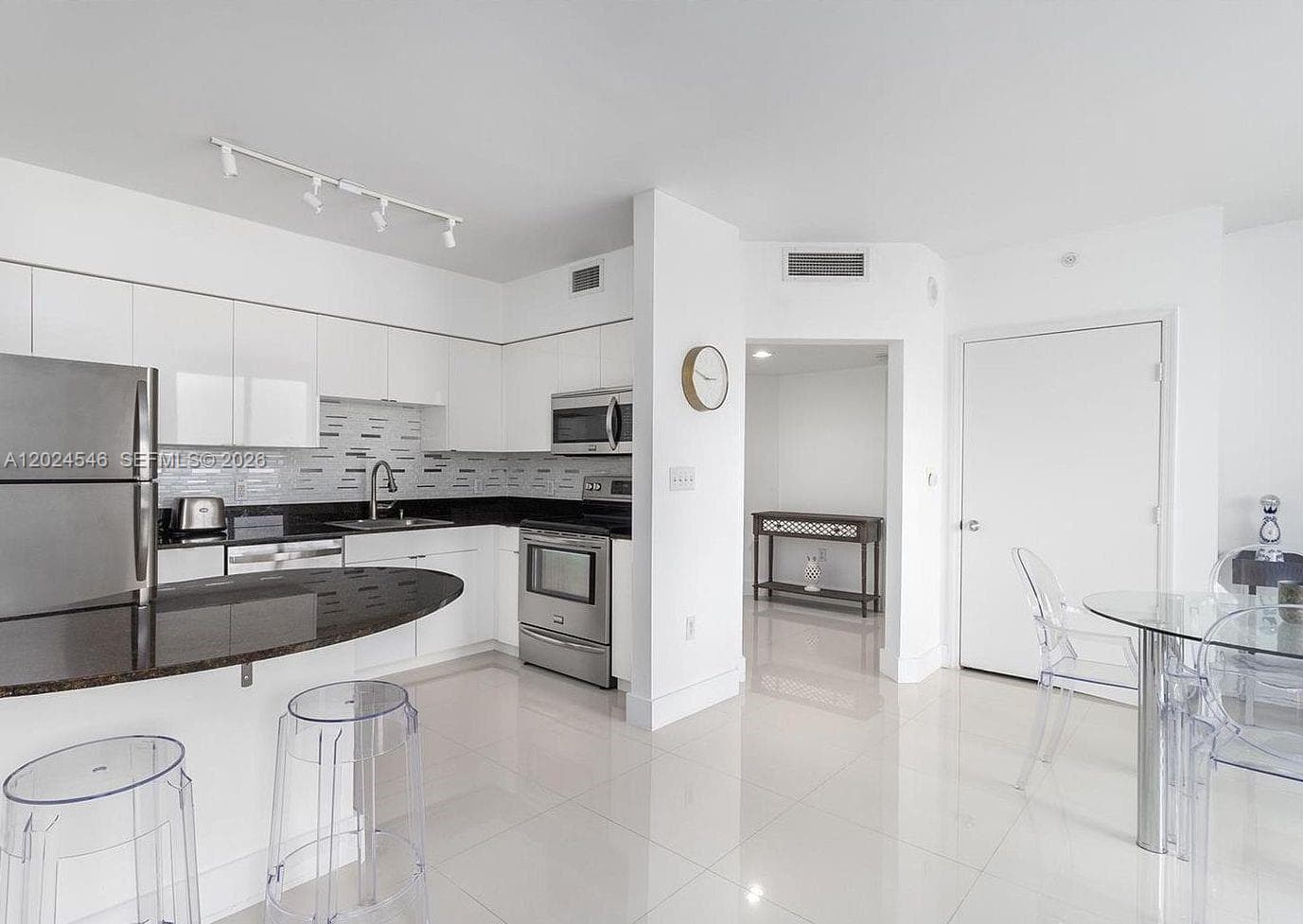 A12024546 — Miami Beach — 5