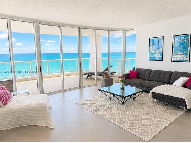 A12024566 — Miami Beach