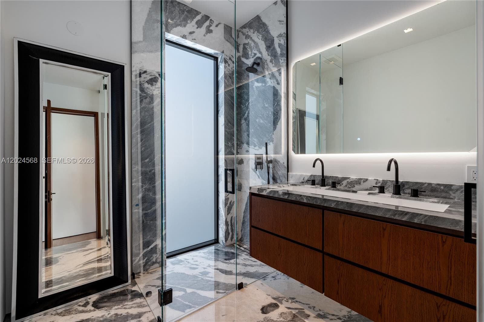 A12024568 — Miami Beach — 52