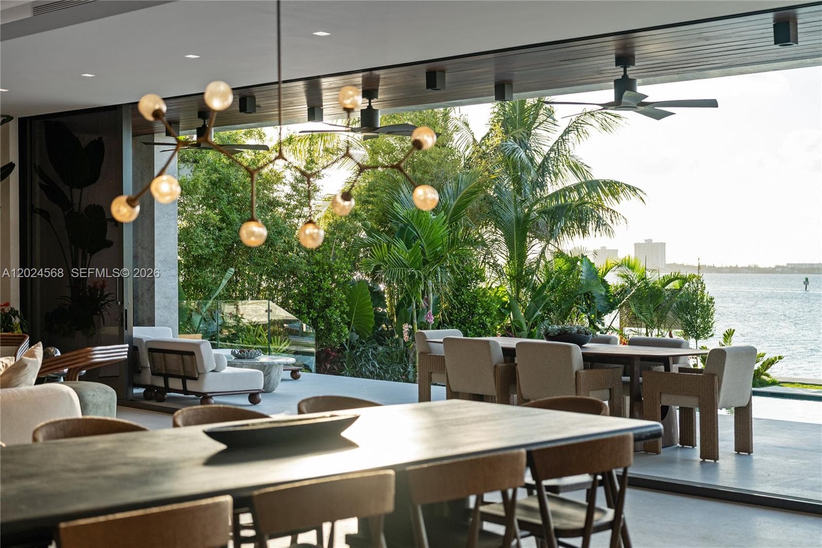 A12024568 — Miami Beach — 14