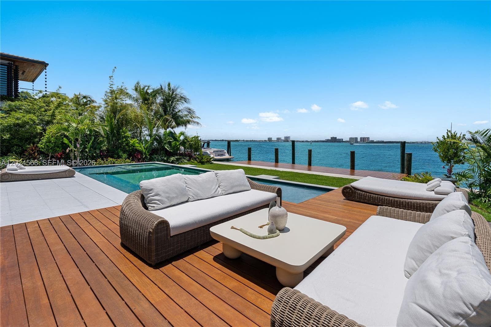 A12024568 — Miami Beach — 29