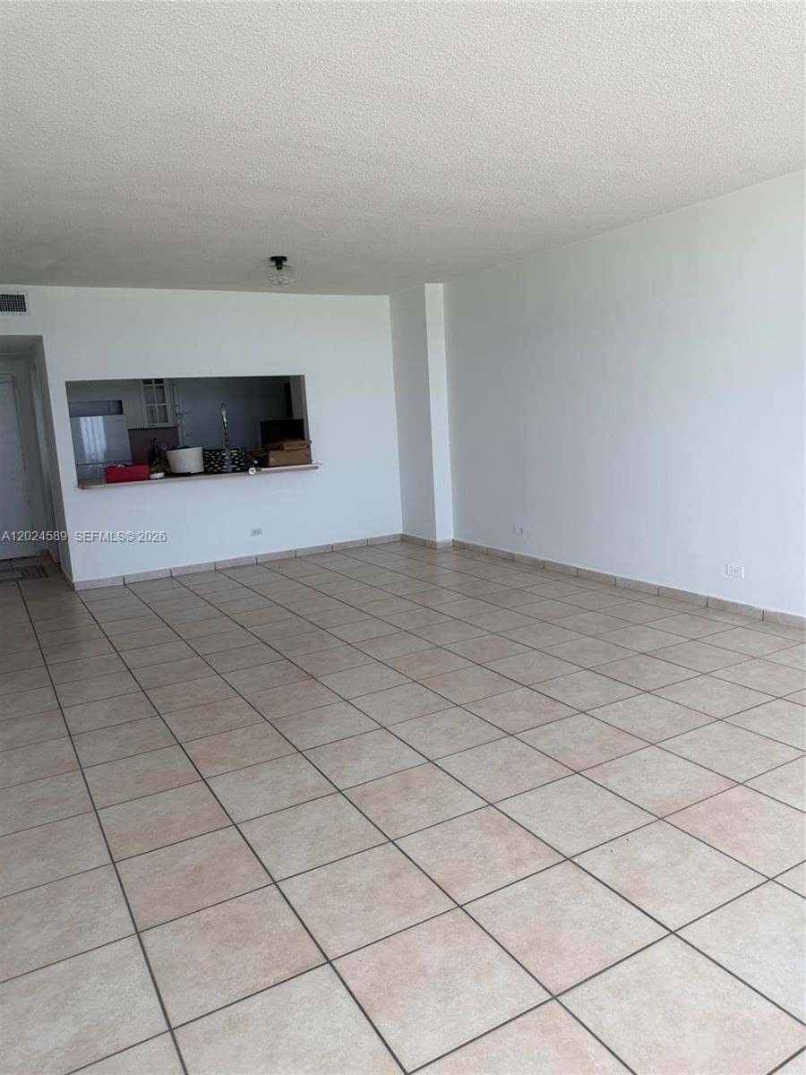 A12024589 — Miami Beach — 13