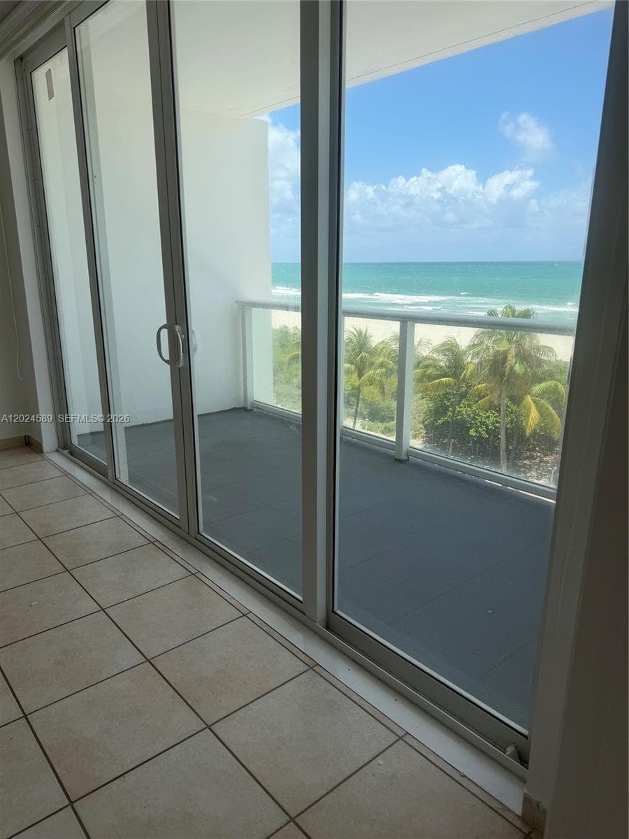 A12024589 — Miami Beach — 5