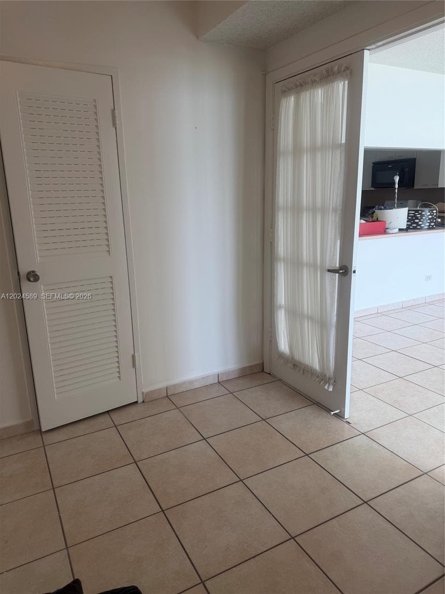 A12024589 — Miami Beach — 14