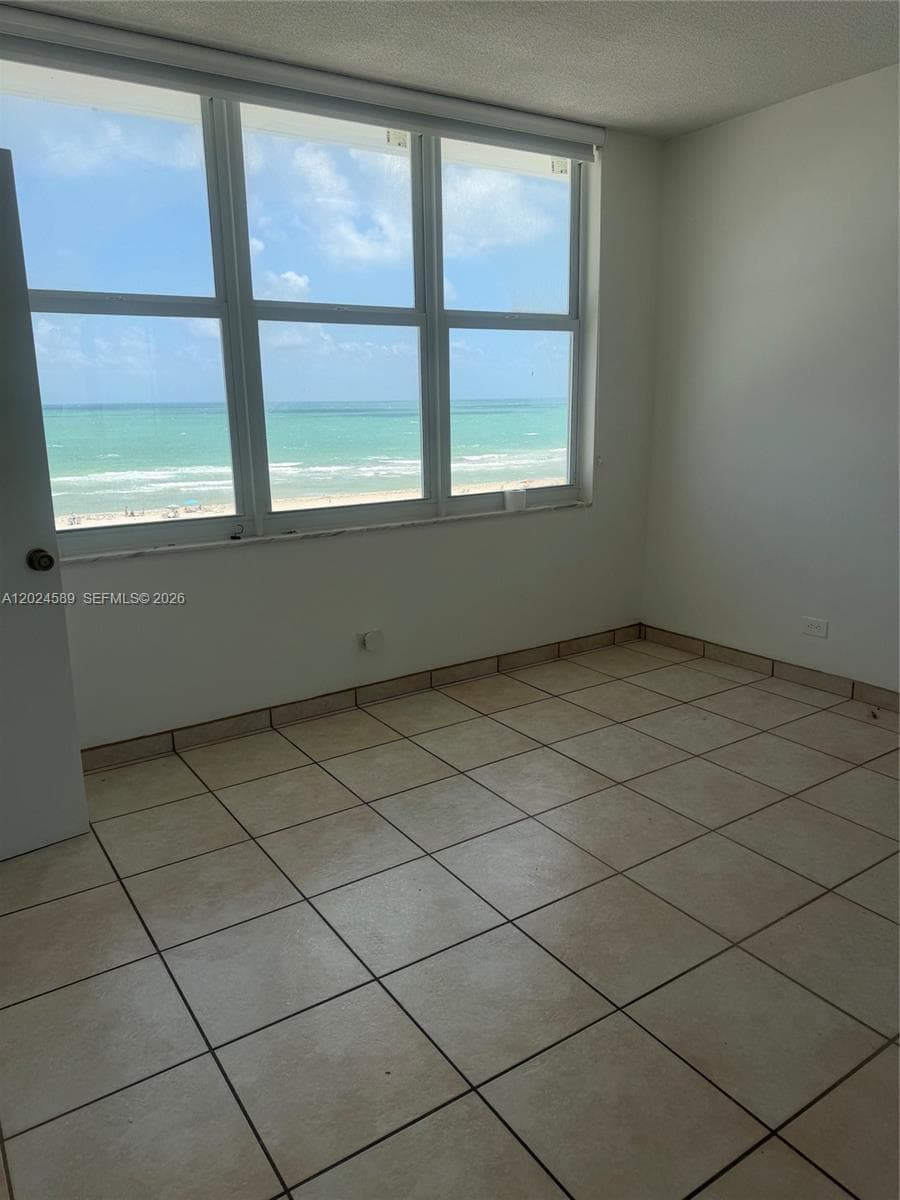 A12024589 — Miami Beach — 11