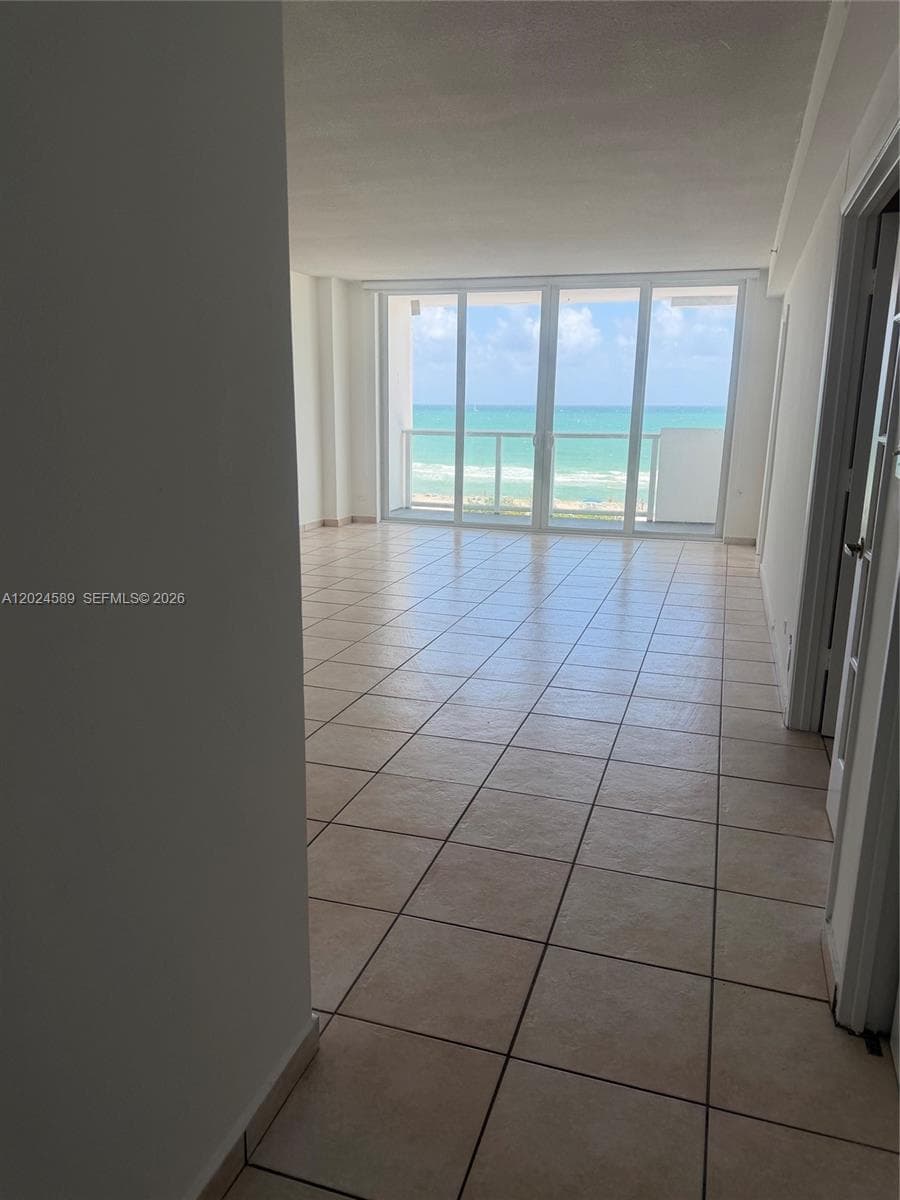 A12024589 — Miami Beach — 4