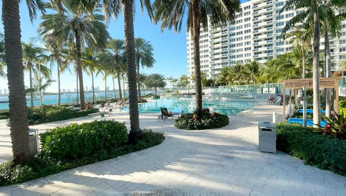 B26032477 — Miami Beach — 31
