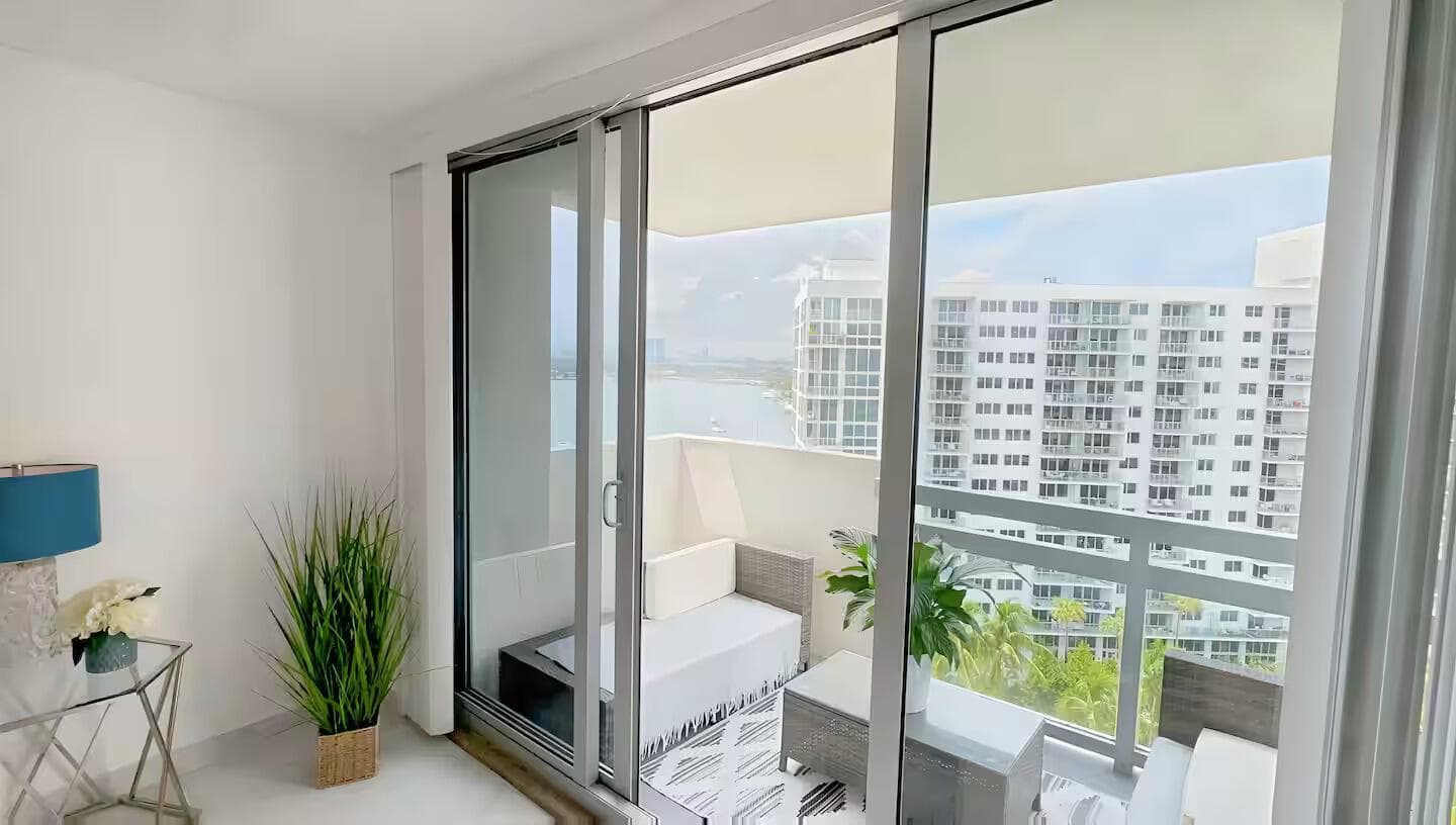 B26032477 — Miami Beach — 21