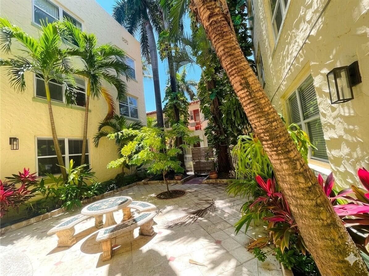 B26032499 — Miami Beach — 33