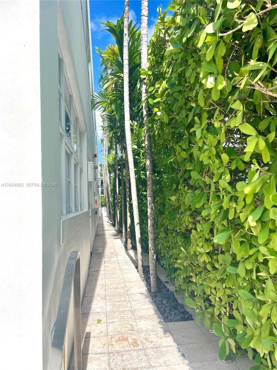 A12024802 — Miami Beach — 33