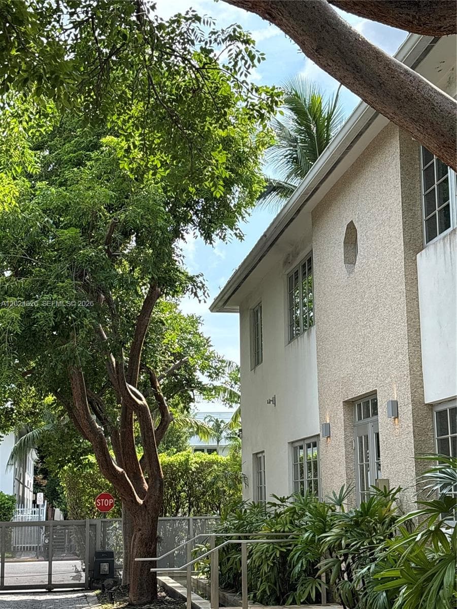 A12024826 — Miami Beach — 20